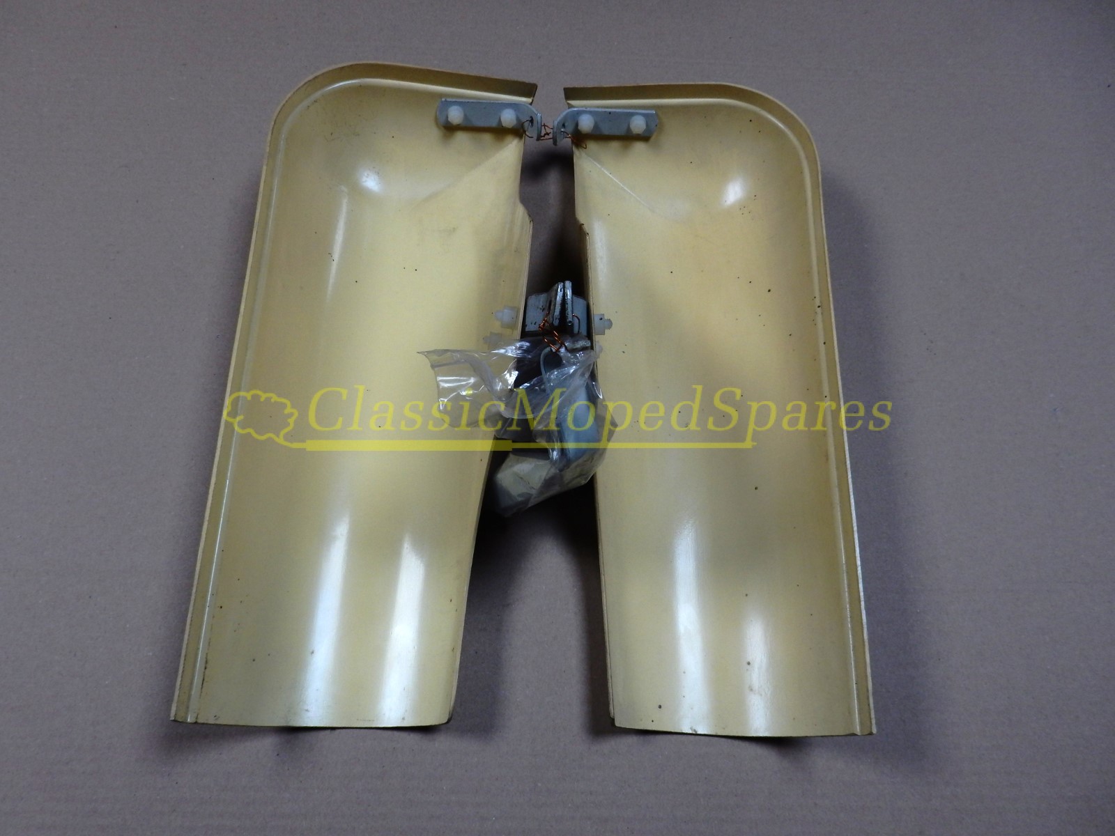 Mobylette Cady  M3 Commuter Rare Set of Legshields - Image 2